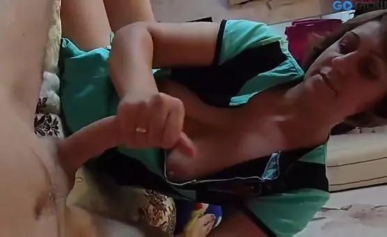 Experienced Housewife Performs Oral Delights on her Man